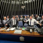 Bolsonaristas-protestam-contra-prisao-domiciliar-de-Jair-Bolsonaro-e-prometem-deixar-local-apenas-se-impeachment-de-Moraes-for-pautado-1024x768-1-150x150 Bolsonaristas que fizeram motim falam em vitória e anunciam suposto acordo para votar anistia