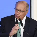 nova-industria-brasil_mcamgo_abr_12022025-4-scaled-1-150x150 Alckmin: encontro entre Lula e Trump é um 1º passo para resolver tarifaço

Vice-presidente ressaltou que OMC tem atuação limitada por conta de
boicote dos EUA

27/09/2025 | 07h25

**Por Bruno Bocchni – da Agência Brasil**

O vice-presidente da República, Geraldo Alckmin, disse nesta
sexta-feira (26), em palestra na capital paulista, que o encontro
entre o presidente Luiz Inácio Lula da Silva e o presidente dos
Estados Unidos, Donald Trump, é um "primeiro passo" para a resolução
do tarifaço imposto pelos EUA ao Brasil. A reunião deverá ocorrer na
próxima semana.

"Quero saudar o encontro, embora rápido, mas o encontro entre os
presidentes Lula e Trump [na assembleia geral da ONU], que deram, ao
menos, um primeiro passo. Vamos tentar dar os passos subsequentes para
a gente ir removendo esses problemas e podermos caminhar mais
rapidamente para resolver a questão do tarifaço", disse, em evento na
instituição de ensino Insper, em São Paulo.

Alckmin defendeu que o comércio entre os países deve ser
"ganha-ganha", ou seja, com ambos participantes obtendo sucesso, e
baseado em regras.

"Comércio exterior bem feito é ganha-ganha. Ele é mais eficiente: eu
compro dele, mais barato. Eu sou mais eficiente: eu vendo para ele. A
sociedade ganha. Só que precisa ter regras, porque senão o grande vai
matar o pequeno".