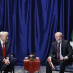 54880628803_9b72e158af_o-1-960x540-1-150x150 Trump perguntou quanto tempo Lula ficou preso e disse que ele foi
'perseguido', diz jornal

Presidentes combinaram visitas ao Brasil e aos Estados Unidos, em data
a ser agendada

26/10/2025 | 10h00

Na reunião entre Lula e Donald Trump, o presidente norte-americano
demonstrou interesse na trajetória de Lula. Trump perguntou quanto
tempo o presidente ficou preso por condenações da Operação Lava Jato e
chegou a afirmar que Lula foi alvo de perseguição, de acordo com
informações do repórter Felipe Frazão do Estadão.

O norte-americano também elogiou a trajetória política do brasileiro e
disse admirar o fato de ele ter retornado ao poder após enfrentar
acusações e prisões. "Trump declarou admirar o perfil do presidente
Lula, que foi perseguido no Brasil, provou sua inocência e voltou a
vencer as eleições", relatou o ministro das Relações Exteriores, Mauro
Vieira, descrevendo a conversa como "descontraída e até alegre".

A reunião durou cerca de 45 minutos e abordou também a condenação do
ex-presidente Jair Bolsonaro. De acordo com relatos, houve uma
sensação de "cumplicidade" entre os dois líderes durante a conversa.

Na parte pública da reunião, Lula encerrou a participação da imprensa
após cerca de nove minutos, por considerar que as perguntas estavam se
alongando e prejudicavam o tempo destinado às tratativas bilaterais.
Trump concordou e ironizou os jornalistas, dizendo que as questões
estavam "tediosas".

A presença da imprensa chegou a gerar tensão entre as delegações: o
Serviço Secreto americano tentou priorizar o acesso de repórteres da
Casa Branca, o que provocou protestos da assessoria de Lula, que
exigiu reciprocidade no credenciamento.

Durante o encontro, Lula e Trump se sentaram em poltronas azuis,
separados por uma pequena mesa com flores e copos de água com gás. O
registro oficial, com ambos sorrindo, foi visto pelo Palácio do
Planalto como um ativo político importante.