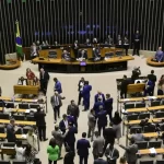Heloisa-congresso-960x540-1-150x150 Às vésperas da COP30, vetos de Lula ao licenciamento ambiental estão em risco

Entidades ambientais alertam que flexibilizações podem acelerar
desmatamento, prejudicar povos indígenas e impulsionar projetos de
mineração e petróleo

14/10/2025 | 16h59

O Congresso Nacional deve analisar na quinta-feira (16) os vetos do
presidente Lula à Lei 15.190/25, que estabelece novas regras para o
licenciamento ambiental. O presidente havia barrado 63 dos 400
dispositivos do Projeto de Lei 2159/21, que ficou conhecido como 'PL
da Devastação', aprovado anteriormente pela Câmara e Senado. A sessão,
marcada pelo presidente do Senado, Davi Alcolumbre (União Brasil-AP),
também terá deliberação sobre a Lei de Diretrizes Orçamentárias (LDO).

Entre os pontos vetados, destaca-se a possibilidade de que a Licença
Ambiental Especial (LAE) seja realizada em fase única. Atualmente, a
modalidade de licenciamento só pode ser acionada para projetos
considerados prioritários, com equipes dedicadas a dar celeridade à
análise de viabilidade. A lei também gera debate sobre a autonomia de
estados e municípios para criar diretrizes próprias, ponto defendido
pelo agronegócio.

O setor do agronegócio também tem se mobilizado para pressionar o
Congresso. Em carta divulgada nesta terça-feira (14), 86 entidades
representativas, sobretudo do agronegócio, mas também de áreas como
energia, pedem a derrubada integral dos vetos à lei do licenciamento
ambiental.

A carta defende um licenciamento "moderno, técnico, federativo e
seguro", que, segundo os signatários, deve unir proteção ambiental e
desenvolvimento econômico.