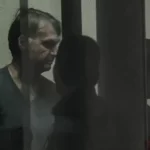 Liberta-11-960x540-1-150x150 'CONFUSÃO MENTAL'

É a alegação da equipe médica de Bolsonaro

23/11/2025 | 17h30

**Por Marianna Holanda**

(Folhapress) – A equipe médica de Jair Bolsonaro (PL) fala em um
quadro de "confusão mental e alucinações" para descrever o episódio em
que o ex-presidente tentou mexer na tornozeleira eletrônica e atribui
isso à interação medicamentosa.

De acordo com os médicos, o uso da Pregalabina foi suspenso
imediatamente e Bolsonaro está clinicamente bem. O episódio, que o
ex-presidente classificou na sua audiência de custódia como momento de
paranoia, levou à decretação da sua prisão preventiva na véspera.

A informação dos médicos consta em boletim médico assinado pelos
médicos Cláudio Birolini e Leandro Echenique, que estiveram pela manhã
com o ex-presidente na Superintendência da Polícia Federal em
Brasília, onde Bolsonaro está preso preventivamente.

"Na noite de sexta-feira, dia 21 de novembro, o ex-presidente
apresentou quadro de confusão mental e alucinações, possivelmente
induzido pelo uso do medicamento Pregabalina, receitado por outra
médica, com objetivo de otimizar o tratamento, porém sem conhecimento
ou consentimento dessa equipe", disse o relatório assinado pelos
médicos.