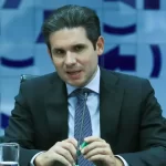 lula1831-960x540-1-150x150 Hugo Motta tenta conter crise sobre PL Antifacção apelidado de 'PL
das Milícias'

Presidente da Câmara tenta conter desgaste e sinaliza ajustes no texto
de Derrite após reação da PF e do Ministério da Justiça

11/11/2025 | 15h05

**Por Cleber Lourenço**

O presidente da Câmara, Hugo Motta (Republicanos-PB), tentou nesta
terça-feira (11) conter o desgaste causado pela repercussão negativa
do relatório do deputado Guilherme Derrite (PL-SP) sobre o chamado PL
Antifacção — apelidado nos bastidores de "PL das Milícias".

O texto, apresentado com seu aval, foi criticado por enfraquecer a
Polícia Federal, retirar sua competência para investigar crimes de
terrorismo e ampliar o poder das polícias estaduais, vistas como mais
suscetíveis à influência política e miliciana.

Antes da reunião do colégio de líderes, Motta tentou, em conversa com
jornalistas, afastar a ideia de que o Congresso pretende esvaziar a
PF.

"A Câmara não permitirá, em nenhum momento, que a Polícia Federal
perca suas prerrogativas. Isso é inegociável", afirmou.

"O relator já conversou com o diretor-geral da PF, e o ministro
Ricardo Lewandowski deve apresentar sugestões de aperfeiçoamento ainda
hoje. Queremos um texto mais apurado e que caminhe bem na Câmara e no
Senado, até chegar à sanção", completou.

Motta sustentou ainda que o Parlamento não aprovará medidas que
coloquem em risco a soberania nacional.

"Não permitiremos que nenhuma proposta coloque em risco a soberania.
Queremos endurecer as penas, mas sem ameaçar a integridade das nossas
instituições", disse.

O tom mais cuidadoso é visto como uma tentativa de distanciar-se da
condução desastrosa do relator e de neutralizar a imagem de que a
Câmara estaria produzindo uma legislação de conveniência para milícias
e facções.