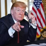 trump-thanksgiving2018-e1754087660942-150x150 Trump promete pagamento de US$ 2 mil a americanos para compensar tarifaço

Em outra frente, Senado dos EUA chega a acordo para acabar com a
paralisação mais longeva do governo

10/11/2025 | 08h09

O presidente dos Estados Unidos, Donald Trump, anunciou no domingo (9)
que o governo pagará US$ 2 mil (cerca de R$ 10,6 mil) a cada cidadão
americano, com exceção dos de alta renda, como compensação pelos
impactos das tarifas impostas a produtos estrangeiros. O anúncio foi
feito em uma publicação na rede social Truth Social, onde Trump
defendeu sua política tarifária e classificou seus críticos como
"tolos".

"As pessoas que são contra as tarifas são TOLAS! Agora somos o país
mais rico e mais respeitado do mundo, com quase nenhuma inflação e um
mercado de ações em nível recorde. Os 401(k) estão no nível mais alto
da história. Estamos arrecadando trilhões de dólares e em breve
começaremos a pagar nossa ENORME DÍVIDA, de US$ 37 trilhões. Há
investimento recorde nos Estados Unidos, com fábricas e plantas sendo
construídas por toda parte. Um dividendo de pelo menos US$ 2.000 por
pessoa (excluindo pessoas de alta renda!) será pago a todos", escreveu
o presidente.

A medida, de forte apelo populista, ocorre em um momento de pressão
política e econômica. Na última semana, juízes da Suprema Corte dos
EUA questionaram a legalidade das tarifas aplicadas por Trump, que
baseou suas ações em uma lei de 1977 destinada a situações
emergenciais. Magistrados conservadores e liberais demonstraram
dúvidas sobre se o presidente teria extrapolado suas atribuições,
invadindo prerrogativas do Congresso.