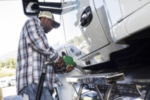 black-man-truck-driver-putting-diesel-fuel-in-his-2022-03-04-02-10-37-utc-17-300x200 Perus On-line