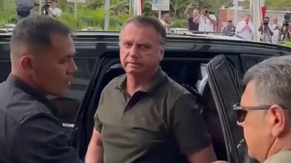Bolsonaro-deixa-prisao-domiciliar-com-forte-escolta-policial-para-fazer-exames.jpg-960x540-1 Perus On-line