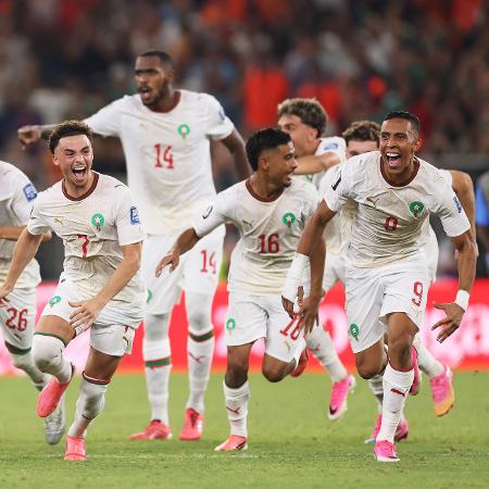 jogadores-de-marrocos-celebram-vitoria-nos-penaltis-sobre-a-holanda-em-jogo-da-copa-do-mundo-1782792439436_v2_450x450 Perus On-line