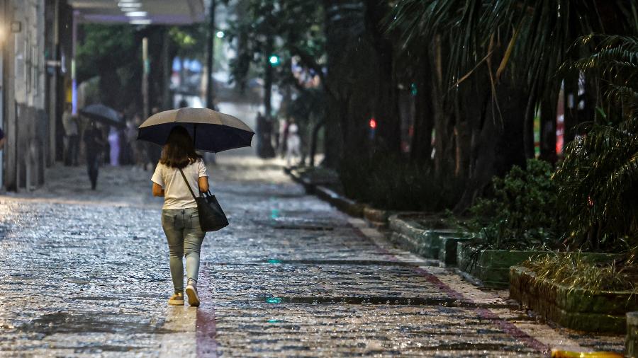 11mar2025-mulher-com-guarda-chuva-durante-tempo-chuvoso-caminha-por-calcada-na-cidade-de-sao-paulo-1777146086054_v2_900x506 Perus On-line