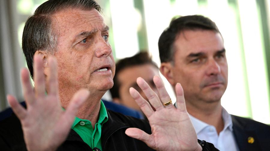 o-ex-presidente-brasileiro-jair-bolsonaro-fala-a-imprensa-ao-lado-de-seu-filho-o-senador-flavio-bolsonaro-no-senado-federal-em-brasilia-em-17-de-julho-de-2025-1752860925143_v2_900x506 Perus On-line