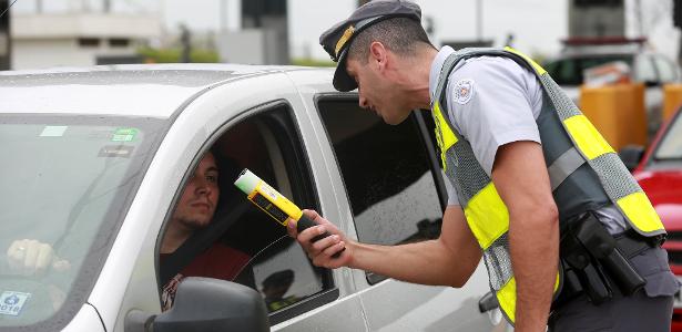 policial-rodoviario-aplica-teste-do-bafometro-em-motorista-na-rodovia-adhemar-de-barros-sp-1582729431651_v2_615x300 Perus On-line